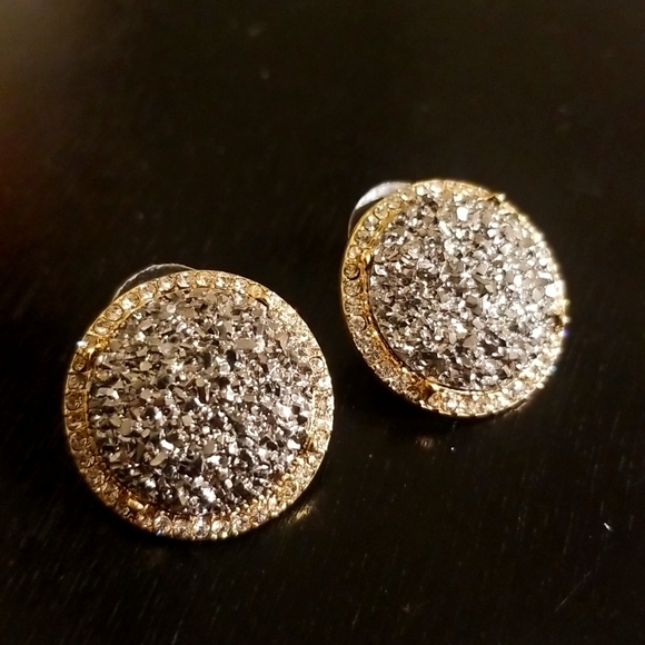 Beautiful large studs gold color with grey middle and stones - Picture 1 of 3